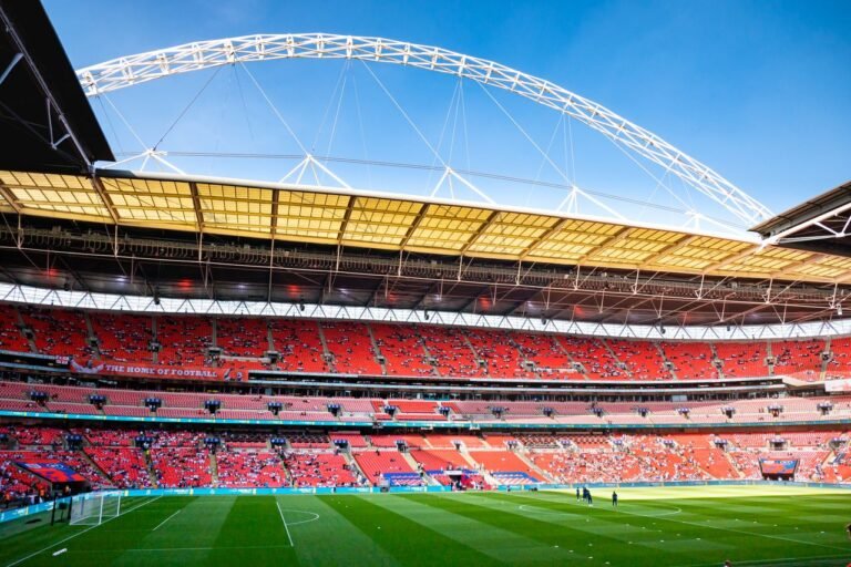 does Wembley have a roof